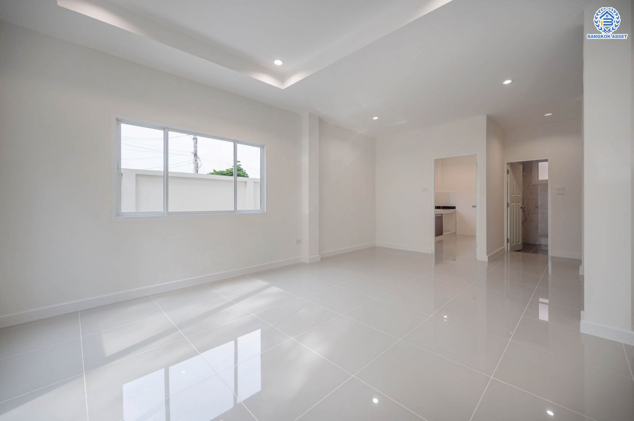 บ้านมือสองตกแต่งใหม่ โครงการ บ้านอาภา2 ปิ่นเกล้า-สวนผัก เนื้อที่ 61 ตร.ว. ฟังก์ชัน 3 ห้องนอน 3 ห้องน้ำ จอดรถได้ 2 คัน บนทำเลเดินทางสะดวก เชื่อมต่อหลายเส้นทาง ใกล้รถไฟฟ้าสายสีแดง "สถานีบางบำหรุ"